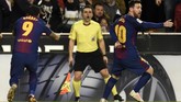 Penyerang Barcelona Lionel Messi sempat melakukan selebrasi karena melihat bola sudah melewati garis gawang, tapi wasit Ignacio Iglesias tidak mengesahkan gol Messi. (AFP PHOTO / JOSE JORDAN)