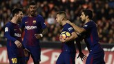 Jordi Alba merayakan gol penyeimbang Barcelona bersama Lionel Messi, Luis Suarez, dan Paulinho. Skor imbang 1-1 bertahan hingga akhir laga. (AFP PHOTO / JOSE JORDAN)
