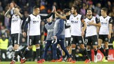 Para pemain Valencia merayakan keberhasilan menahan imbang Barcelona. Valencia tetap tertinggal empat poin dari Barcelona di puncak klasemen. (REUTERS/Heino Kalis)