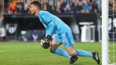 Tendangan Lionel Messi gagal ditangkap dengan sempurna oleh kiper Valencia Neto. Bola terlihat sempat melewati garis gawang, sebelum dibuang oleh Neto. (REUTERS/Heino Kalis)