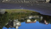 Pemandangan di tepi Sungai Barragan yang dilanda kekeringan di Desa Oitaven, sekitar 30 kilometer dari Vigo, barat daya Spanyol. (AFP PHOTO/MIGUEL RIOPA)