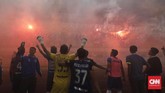 Para pemain PSIS Semarang merayakan sukses promosi ke Liga 1 2018 bersama suporter setia mereka. (CNN Indonesia/Adhi Wicaksono)