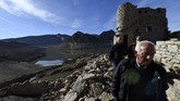 Warga mendatangi Waduk Barrios de Luna, Minera de Luna, dekat Leon, Spanyol Utara yang tinggal 4,22 persen kapasitasnya. (REUTERS/Eloy Alonso)