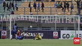 PSIS sempat unggul 1-0 lebih dulu lewat gol cepat Hari Nur Yulianto, namun kemudian harus tiga kali tertinggal dari Martapura FC sepanjang waktu normal, mulai dari kedudukan 1-2 hingga 3-4. (CNN Indonesia/Adhi Wicaksono)