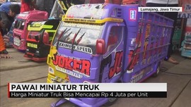 Parade Ratusan Miniatur Truk Kayu