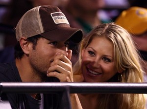 Eks Ratu Tenis Anna Kournikova Unggah Foto Keluarga Pasca Lahiran di Usia 44
