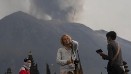 Terjebak Erupsi, Wisatawan Asing Gratis Izin Tinggal Sepekan