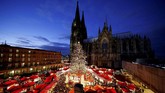 Semarak Natal dan Tahun Baru mulai terasa di penjuru dunia, salah satunya dalam Pasar Natal yang berada di halaman Katedral Cologne, Jerman. (REUTERS/Thilo Schmuelgen)