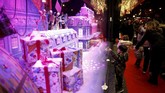 Masih berada di Paris, pusat perbelanjaan Galeries Lafayette juga semakin ramai dikunjung orang yang berbelanja kebutuhan dan kado untuk Natal dan Tahun Baru. (REUTERS/Benoit Tessier)