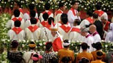 Paus Fransiskus memimpin misa di Gereja Katedral Santa Maria, Yangon, Kamis (30/11). (REUTERS/Max Rossi)