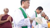 Seorang biksu tampak di belakang para pastor dalam misa yang dipimpin Paus Fransiskus di Stadion Sepak Bola Kyite Ka San, Yangon, Myanmar, Rabu (29/11). Seusai bertandang ke Myanmar, Paus Fransiskus melanjutkan kunjungannya ke Bangladesh 1-3 Desember 2017. (REUTERS/Ann Wang NO RESALES)
