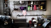 Potret kediamannya yang diambil pada 21 Juni lalu menampilkan sunyi dan kekosongan, dari mulai sejumlah pakaian yang tergantung, hingga dapur yang beberapa bagiannya tak terurus baik. (AFP PHOTO / BEHROUZ MEHRI)