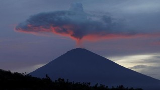 Pascastatus Turun, Gunung Agung Erupsi Setinggi 1.500 Meter