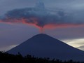 Pascastatus Turun, Gunung Agung Erupsi Setinggi 1.500 Meter