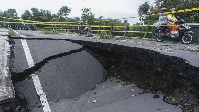 Hujan Terus, Jalan Nasional Sumbar-Sumut Terancam Putus
