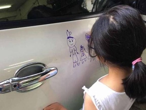 Ada Alasan Haru di Balik Pria yang Biarkan Anak Coret-coret Mobilnya Ada Alasan Haru di Balik Pria yang Biarkan Anak Coret-coret Mobilnya