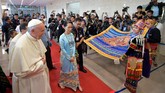 Paus Fransiskus dan Penasihat Negara Myanmar, Aung San Suu Kyi saat akan menghadiri pertemuan dengan masyarakat sipil dan kalangan diplomatik di Ibu Kota Naypyitaw, Myanmar, Selasa (28/11). Selama lawatannya di Myanmar, Paus Fransiskus menghindari kata 'Rohingya' untuk menjaga perasaan warga setempat. (Osservatore Romano/Handout via Reuters)
