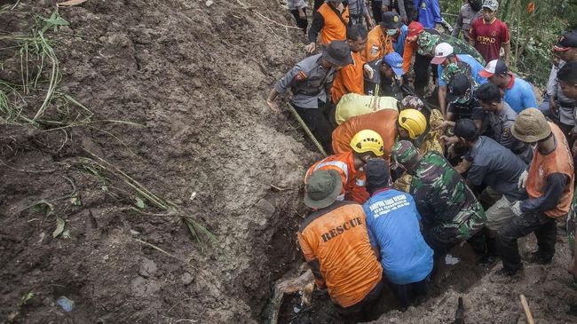 SAR Evakuasi Satu Korban Meninggal Tertimbun Longsor di Garut