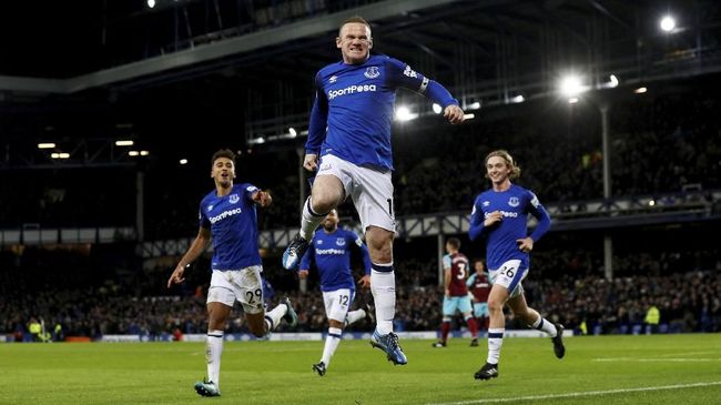 Rooney Gembira Cetak Gol dari Tengah Lapangan