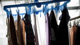 Perempuan yang meninggal sendirian tersebut disebutkan berusia 30-an tahun, karena kecanduan alkohol dan sempat dirawat di rumah sakit karena gangguan mental. Keluarganya, yang tinggal cukup jauh, menghubungi polisi setelah perempuan tersebut tak dapat dihubungi sebelumnya. (AFP PHOTO / BEHROUZ MEHRI)