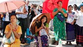 Warga Myanmar yang menghadiri misa yang dipimpin Paus Fransiskus di luar Gereja Katedral Santa Maria di Yangon, Myanmar, Kamis (30/11). (REUTERS/Jorge Silva)