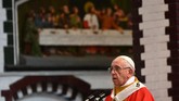 Paus Fransiskus memimpin misa di Gereja Katedral Santa Maria, Yangon, Kamis (30/11). Meski Paus Fransiskus tidak menyebut kata 'Rohingya', menurut Vatikan, hal itu tidak mengurangi pesan moral yang disandangnya yakni mengurangi penderitaan warga mayoritas muslim di Rakhine, Myanmar itu. (AFP PHOTO/Vincenzo PINTO)