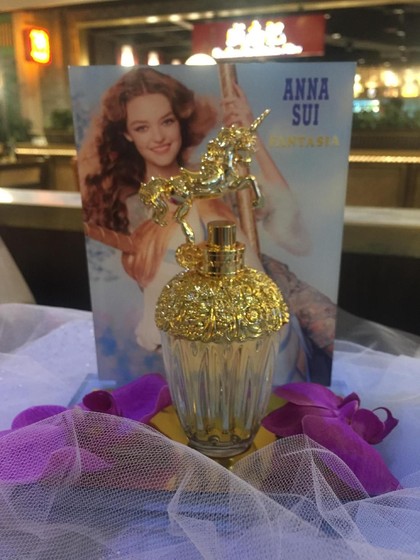 Anna Sui Rilis Parfum Berbentuk Unicorn Emas Anna Sui Rilis Parfum Berbentuk Unicorn Emas