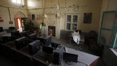 Kepala kepolisian Peshawar, Tahir Khan, mengatakan kejadian bermula saat sekelompok pria bersenjata memasuki kampus menggunakan becak otomatis dan menyamar sebagai sekelompok perempuan yang mengenakan burka. (REUTERS/Fayaz Aziz)