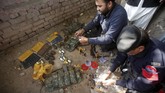 Para pria itu pun menembaki sejumlah petugas penjaga secara membabi-buta sebelum memasuki halaman kampus. (REUTERS/Fayaz Aziz)