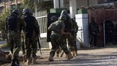 Militer melaporkan, bekerja sama dengan kepolisian mereka berhasil memburu para penyerang. Dalam penyerbuan dua jam setelah teror di kampus, seluruh penyerang berhasil dilumpuhkan. (AFP PHOTO / ABDUL MAJEED)