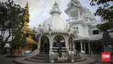 Di sumur permohonan, pengunjung bisa melempar koin dan memohon pengharapan.