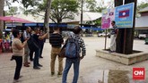 Papan nama ‘Laos’ tentu saja menjadi objek foto favorit turis yang datang.