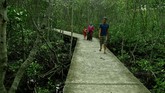 Wisatawan berwisata di Laguna Mangrove Pulau Untung Jawa, Kepulauan Seribu, Jakarta, Senin (20/11). ANTARA FOTO/R. Rekotomo/17.