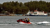 Di pulau-pulau tersebut wisatawan bisa mengunjungi sejumlah pantai yang berpasir putih, berwisata naik perahu, melakukan snorkeling, diving, naik jet ski, bermain voli pantai, jalan-jalan di Laguna Mangrove dan berbagai kegiatan wisata lainnya. (ANTARA FOTO/R. Rekotomo)