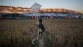 Seorang bocah Rohingya bermain layang-layang di kamp pengungsi Thankhall, Cox's Bazar, Sabtu (2/12). (AFP PHOTO / Ed JONES)