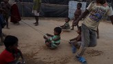 Anak-anak pengungsi Rohingya memanfaatkan apa saja yang ada termasuk ember air untuk bermain di kamp pengungsi Kutupalong, dekat Cox's Bazar, Bangladesh, 28 November 2017. (REUTERS/Susana Vera)