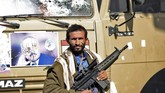 Saat masih beraliansi, kelompok Houthi dan Abdullah Saleh mengusir pemerintahan Yaman yang diakui internasional dari Sanaa. Kini, keberpihakan para loyalis Saleh di masa depan diperkirakan akan berperan penting dalam menentukan berakhirnya perang saudara yang telah mendera negeri itu sejak 2015. (AFP Photo/Mohammed Huwais)
