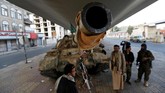 Kendaraan lapis baja yang ditumpangai Abdullah Saleh untuk melarikan diri dari Ibu Kota Sanaa menuju wilayah yang dikuasai loyalisnya rusak dihantam granat berpeluncur roket yang diluncurkan milisi Houthi. (Reuters/Khaled Abdullah)