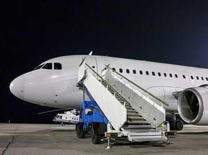 Penasaran Kenapa Pintu Pesawat di Sisi Kiri? Alasannya Unik!