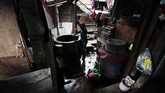 Dua orang anak mengambil air bersih dari sumur di kawasan Kapuk Teko, Cengkareng, Jakarta Barat pada tanggal 30 November 2017. (Anadolu Agency/Eko Siswono Toyudho)