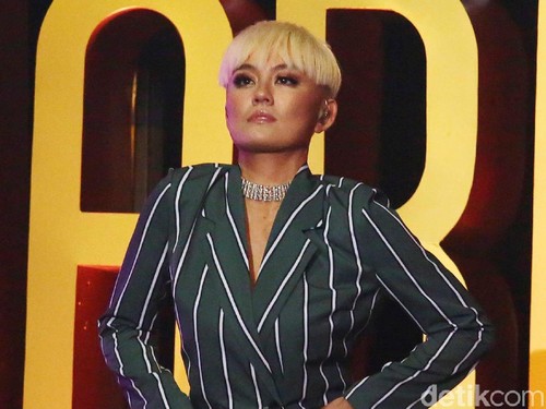 Agnez Mo Jadi Kontroversi, Pose Seksi dengan Rambut Nyaris Botak Agnez Mo Jadi Kontroversi, Pose Seksi dengan Rambut Nyaris Botak