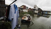 JAKARTA, INDONESIA - 30 NOVEMBER: Warga naik perahu rakit di kawasan Kampung Apung, Cengkareng, Jakarta Barat pada tanggal 30 November 2017. Pemerintah Kota Jakarta sudah bertahun-tahun mencoba memperbaiki atau memindahkan kampung, namun tidak ada hasil.(Anadolu Agency/Eko Siswono Toyudho)