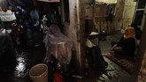 Seorang wanita menonton televisi di dalam rumahnya di kawasan Kampung Apung, Cengkareng, Jakarta Barat. ( Eko Siswono Toyudho - Anadolu Agency )