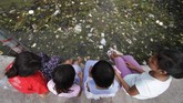 Sejumlah anak bermain di kawasan Kapuk Teko, Cengkareng, Jakarta Barat pada 1 Desember 2017. Kawasan ini dikenal dengan nama Kampung Apung, dan mulai tenggelam sejak tahun 2000-an karena industrialisasi dan pembangunan pemukiman mewah.(Anadolu Agency/Eko Siswono Toyudho)