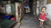 Seorang anak kecil berdiri di depan rumahnya di kawasan Kampung Apung, Cengkareng. (Anadolu Agency/Eko Siswono Toyudho)
