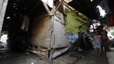 Sejumlah anak bermain di lorong-lorong pemukiman di kawasan Kapuk Teko, Cengkareng, Jakarta Barat pada 1 Desember 2017. Pemerintah Provinsi DKI Jakarta sudah bertahun-tahun mencoba memperbaiki atau memindahkan kampung, namun tidak ada hasil. (Anadolu Agency/Eko Siswono Toyudho)