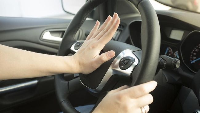 Menguak Alasan Wanita Lebih Rentan Kecelakaan Saat Mengemudi