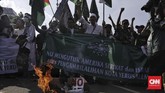 Selain membentangkan spanduk kecaman terhadap AS, peserta unjuk rasa juga melakukan aksi bakar ban. (CNN Indonesia/Adhi Wicaksono).