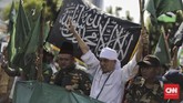 Dalam aksi ini, massa membawa sejumlah atribut unjuk rasa, seperti bendera dan spanduk yang mengecam AS soal klaim Yerusalem sebagai ibu kota Israel. (CNN Indonesia/Adhi Wicaksono).