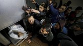 Korban tewas pertama adalah karena ditembak mati prajurit Israel di dekat perbatasan Gaza, sementara korban kedua tewas karena terluka dalam bentrokan. (REUTERS/Mohammed Salem)